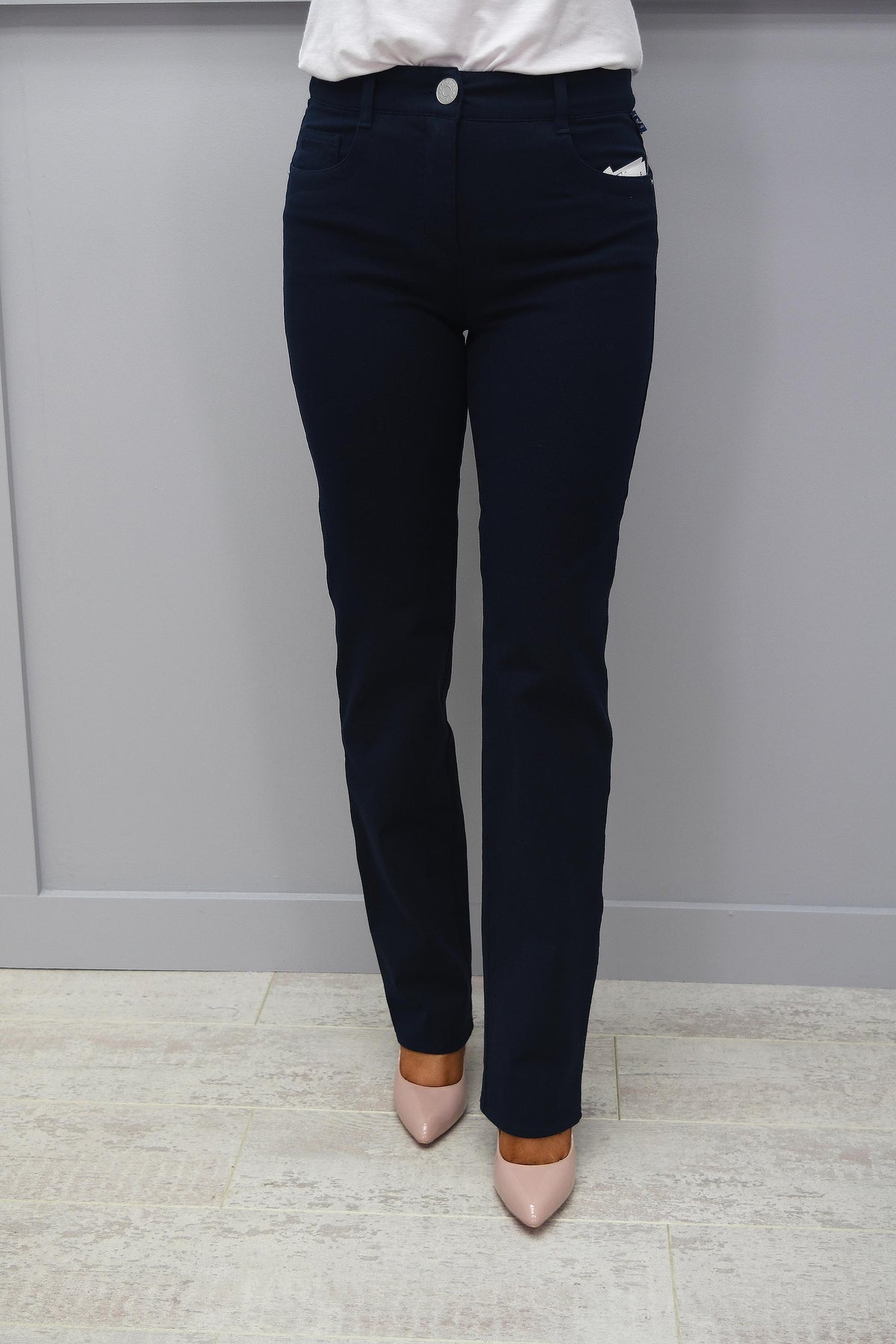 https://cdn.shopify.com/s/files/1/1183/1384/files/Robell_Sonya_Navy_Jeans_-_51420_5469_69_11.mp4?v=1595257930